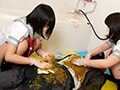 背広姿の女子便所