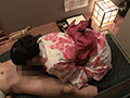 着物が乱れた人妻のセクシーお尻にイタズラお触り