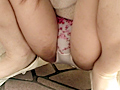 ワンちゃんをエサにしてパンチラ拝見