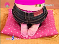 正座で足がしびれて動けない女の子をいたぶって○る！