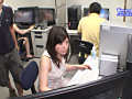 AV会社でモザイク処理のアルバイトをする女