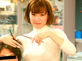 乳首が見え隠れしているセクシーな美容師9人！