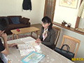 保険外交員のおばさんが契約欲しさに迫ってくる