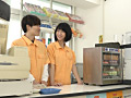 一緒に働く店長の奥さんは誰もがソソる美熟女2