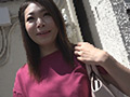 街行く奥さんにセンズリを目の前で見せつけたら（2）