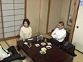 欲求不満の妻をデカチンの部下と2人きりにしてみたら13