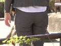 ぴちぴちのパンツスーツで颯爽と歩くデカ尻OLをナンパ