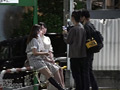 路上飲みするパンチラほろ○い女子たち