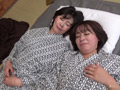 無抵抗の女のおま●こをこっそりいじってずっぽり挿入3