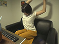 ネットカフェでバレないように没頭する素人オナニー動画