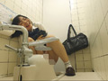 女子○生下校中公衆トイレ○撮 発情期オナニー