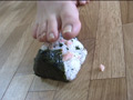 おにぎりを唾と足で踏み潰してみました！
