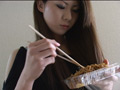 和風美女が焼きそばに唾を吐きM男に食べさせました！！
