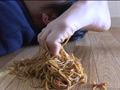 和風美女が焼きそばに唾を吐きM男に食べさせました！！