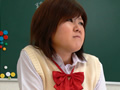 もらして泣き出す女の子
