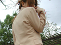 パンツルックの失禁女