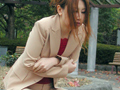 パンツルックの失禁女