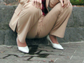 パンツルックの失禁女