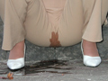 パンツルックの失禁女