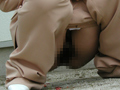 パンツルックの失禁女
