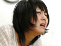 お嬢さん密かに尿をする