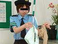 婦警が大胆小便噴射