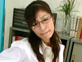 お高い女医の卑猥な小便
