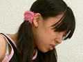 おしっこを撒き散らす少女