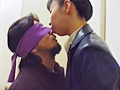ツバ 男の鼻を舐める女