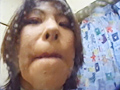 ツバ 男の鼻を舐める女