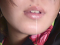 お姉さんのツバ吐き