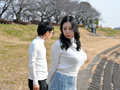 お義母さんが巨乳を誇示するために毎日ニットを着ている