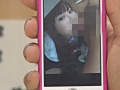 彼女の親友が机の下にこっそり隠れてフェラチオ