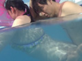 母親と息子が水中でこっそり近親相○ゲーム
