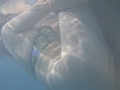 母親と息子が水中でこっそり近親相○ゲーム