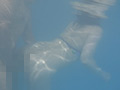 母親と息子が水中でこっそり近親相○ゲーム