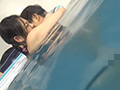 母親と息子が水中でこっそり近親相○ゲーム