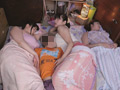超爆乳の母姉妹と狭苦しい四畳半で汗だく近親相○生活3