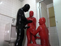 Rubber Enclosure Fetish～ラバー3P公衆トイレで調○～