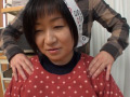 狭山の茶畑でお茶を摘むお母さん