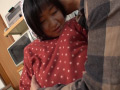 狭山の茶畑でお茶を摘むお母さん