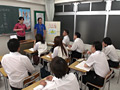 男女が体の違いを全裸になって学習する共学高校