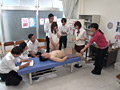 男女が体の違いを全裸になって学習する共学高校