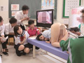 男女が体の違いを全裸になって学習する共学高校3