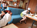 ビッグバンローター野外失禁させるファミレス・居酒屋娘