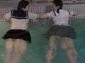 プールに忍び込んで