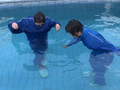 プール掃除は熱心に