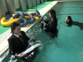 基礎練習は制服水泳