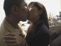 中年男と少女のしつこいキス