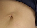 恥ずかしがる女の子たちのおへその穴